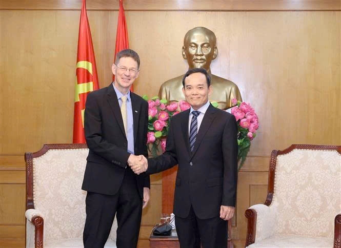 Vietnam pledges support for AES investment in green energy